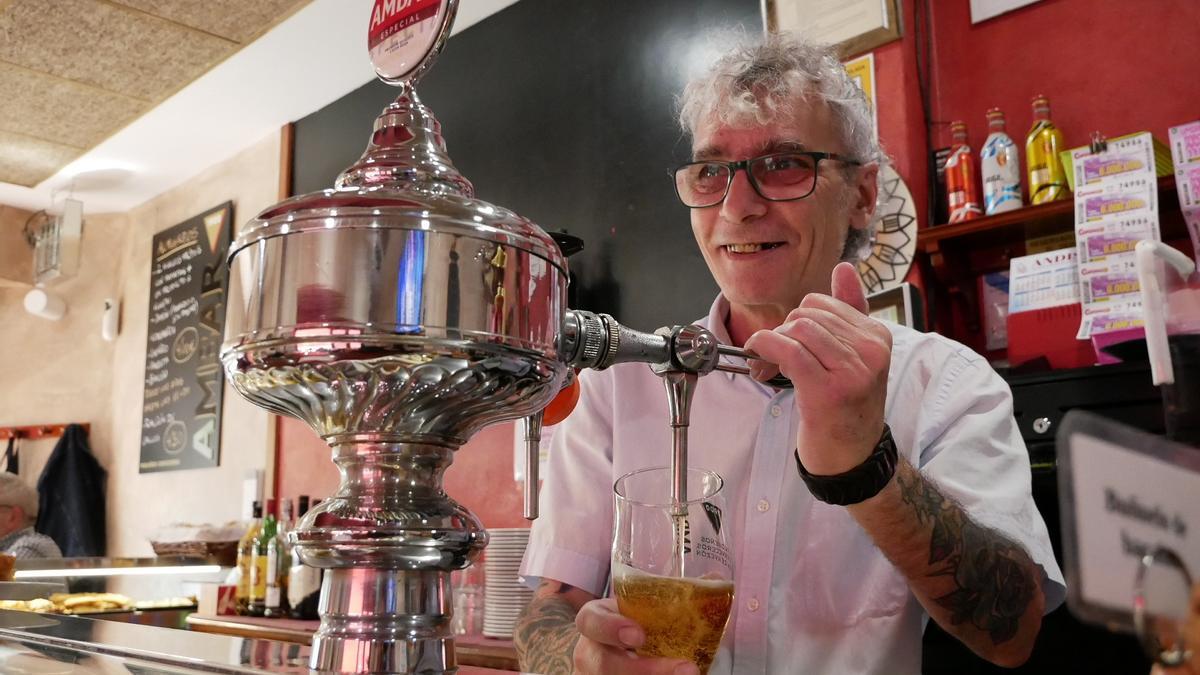 En imágenes | El bar Maxi, un clásico del tapeo en Zaragoza, se traspasa por jubilación.