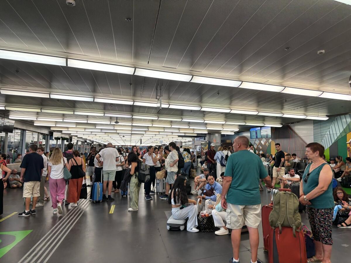 Caos en Atocha: largas colas en la estación y grandes retrasos en los trenes AVE