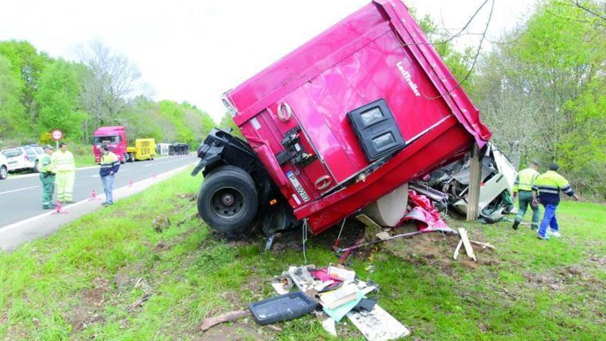 Estado en el que quedó uno de los dos camiones accidentados.  // Jesús Regal