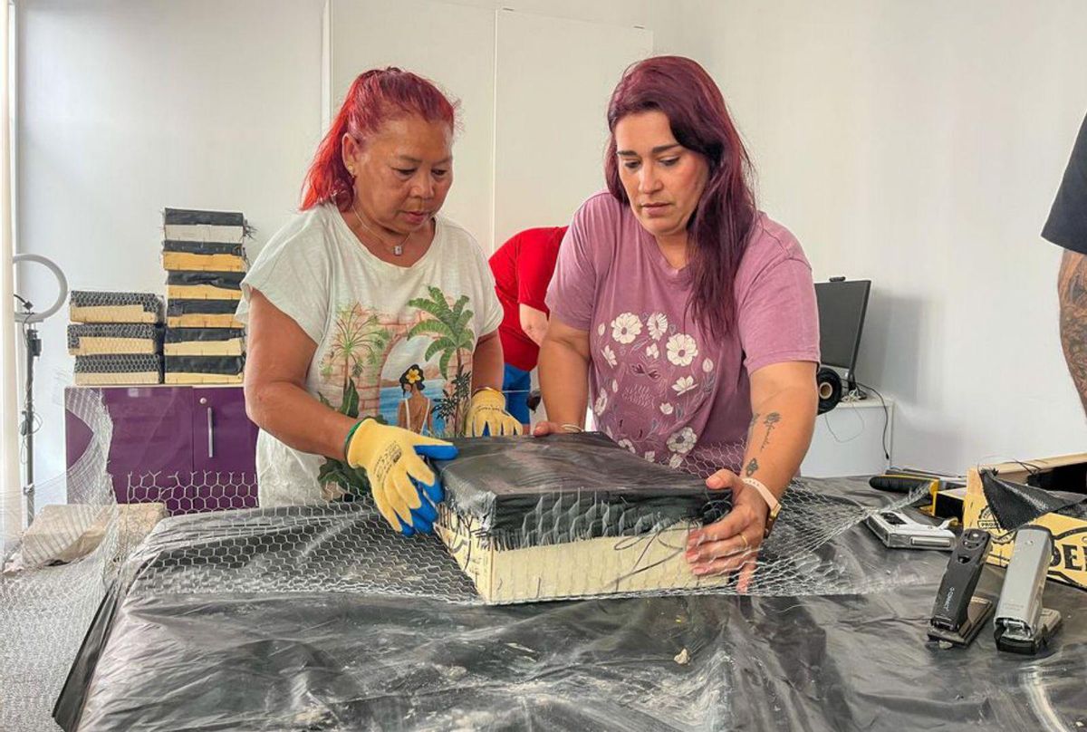 Creación de uno de los refugios para lagartijas.