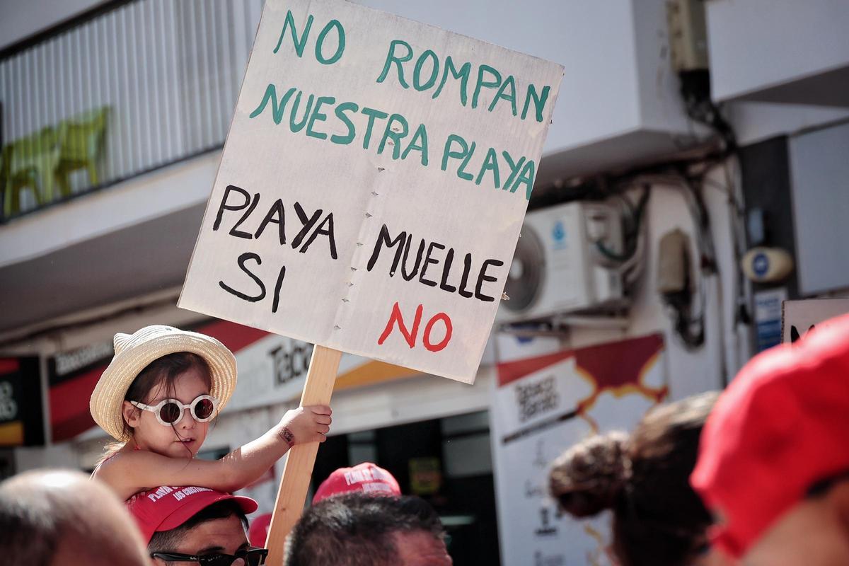 Manifestación en contra de la ampliación del puerto de Los Cristianos