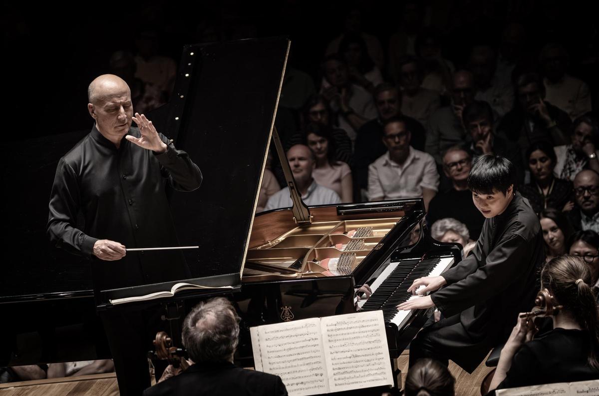 Paavo Järvi al frente de la Deutsche Kammerphilharmonie Bremen con Jarvi Fujita al piano.