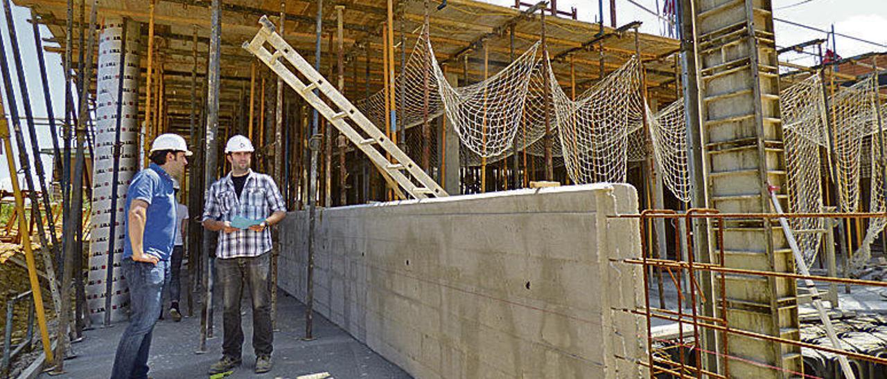 El aparejador municipal, Juan Freije, y el jefe de obra, Alejandro Álvarez, supervisando los trabajos.