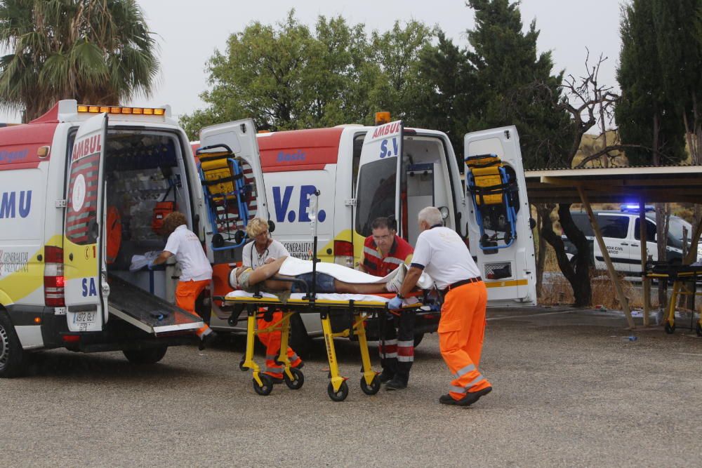 Bomberos del Consorcio han acudido para excarcelar a personas atrapadas en los vehículos.