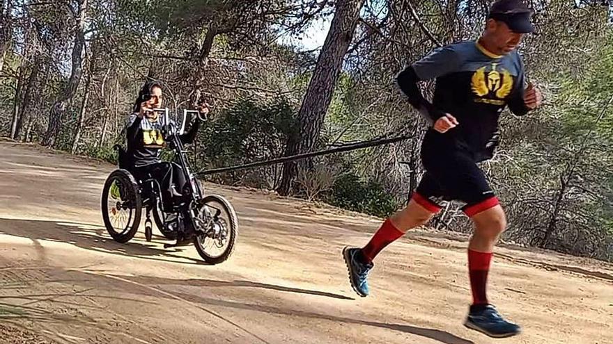 Inma corre con la silla tirada por su marido Toni en una prueba en montaña. | LEVANTE-EMV