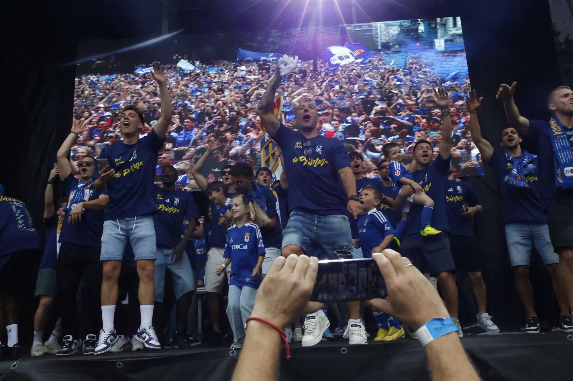 Locura azul en las calles de Oviedo para celebrar el ascenso del equipo a Primera División