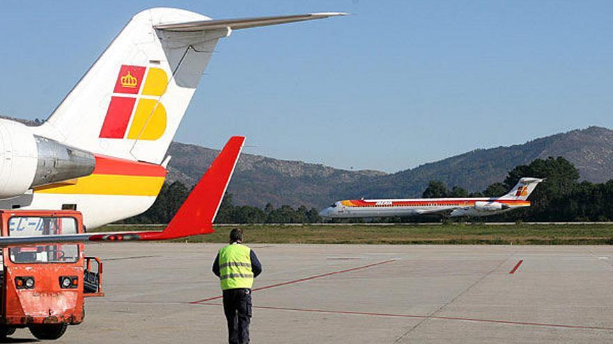 Aviones de la compañia Iberia en las pistas del aeropuerto de Peinador (Vigo).