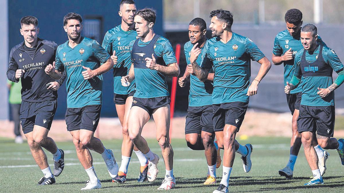 Los jugadores del Castellón realizan carrera continua durante un entrenamiento de la presente semana en las instalaciones habituales de Orpesa.