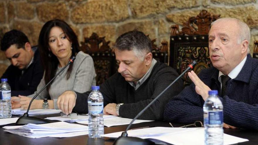 Manuel Quintáns, durante una intervención en un pleno. // Bernabé/Javier Lalín