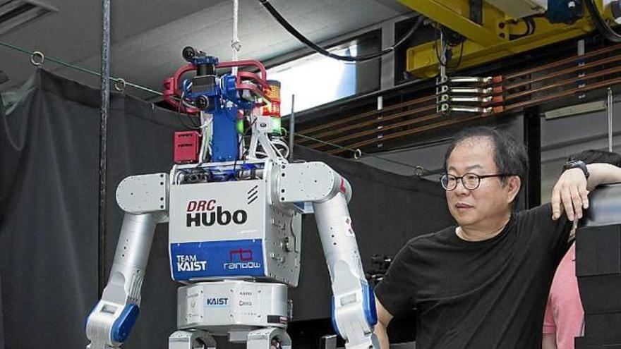 Un robot coreà Hubo, pensat per salvar vides, en fase de muntatge