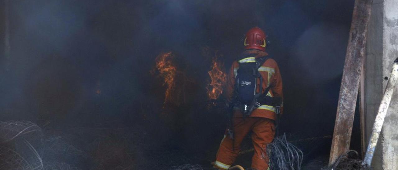 Otro incendio en la planta de reciclaje de Guadassuar calcina la nave de trituración