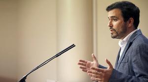 El líder d’Izquierda Unida diu que el més positiu de l’abstenció dels socialistes és que les màscares han caigut.