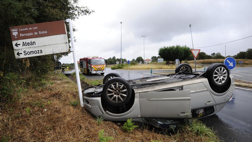 Herida leve tras volcar en la rotonda de Botos