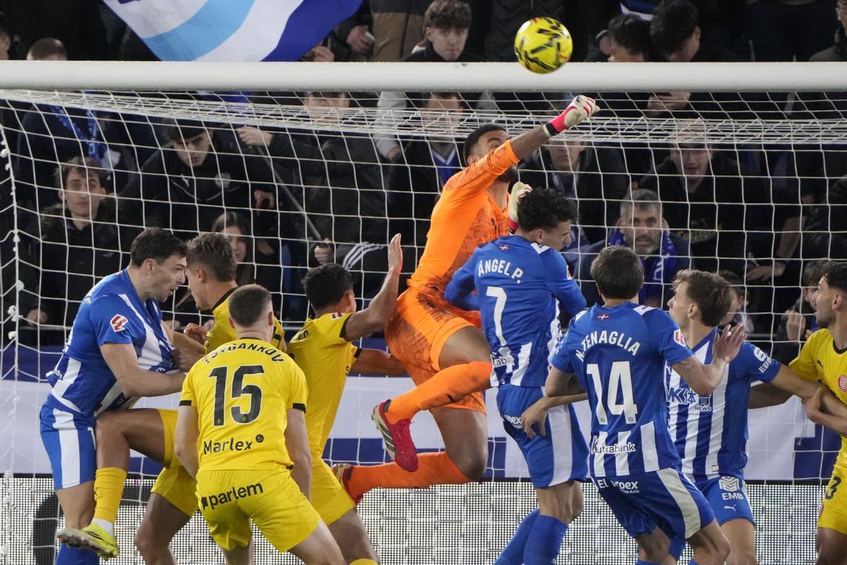 Vitoria, 23/02/2026.- El guardameta argentino del Girona Paulo Gazzaniga (c) despeja el balón ante los jugadores del Alavés durante el encuentro correspondiente a la jornada 25 de Laliga EA Sports que Deportivo Alavés y Girona FC disputan este lunes en el estadio de Mendizorroza, en Vitoria. EFE/ Adrián Ruiz Hierro Vitoria, 23/02/2026.- El guardameta argentino del Girona Paulo Gazzaniga (c) despeja el balón ante los jugadores del Alavés durante el encuentro correspondiente a la jornada 25 de Laliga EA Sports que Deportivo Alavés y Girona FC disputan este lunes en el estadio de Mendizorroza, en Vitoria. EFE/ Adrián Ruiz Hierro