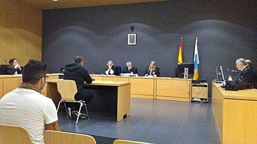 Vista del juicio contra un hombre por abusar sexualmente de su hija en la Audiencia Provincial de Las Palmas, ayer.