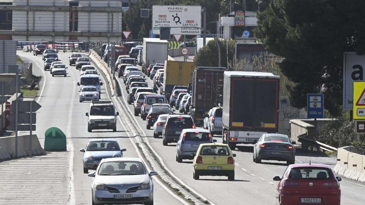 Ciclistas y peatones llevan años reivindicando la creación de un carril ciclopeatonal que aporte más seguridad.