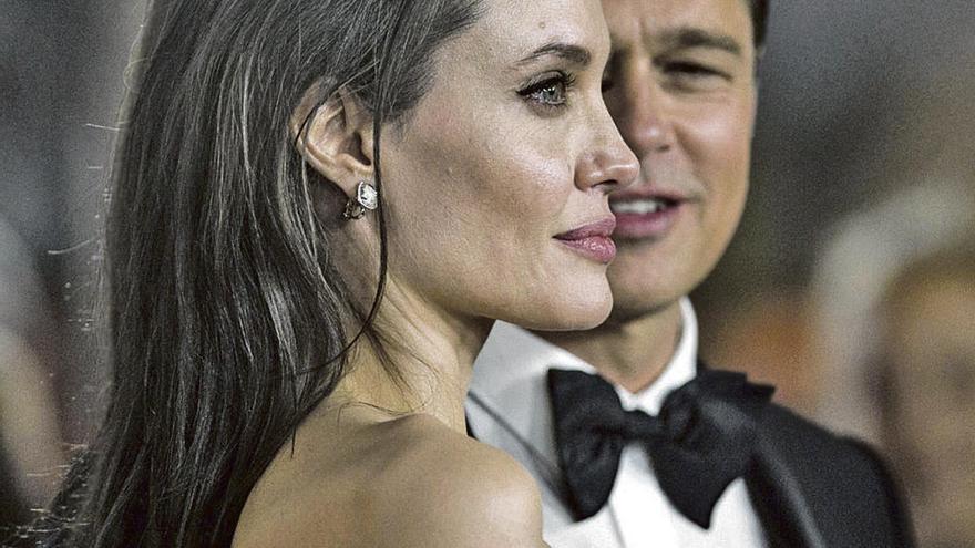 Brad Pitt y Angelina Jolie en una de sus apariciones públicas, aún como pareja.