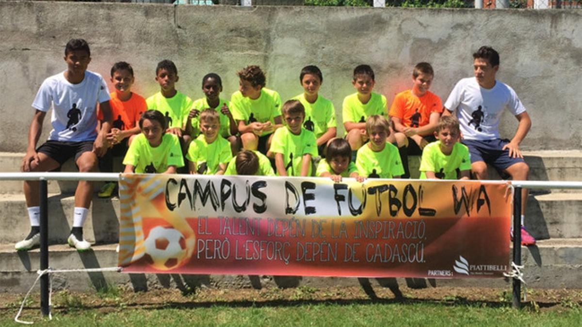 Werick y Alex con los niños que participan este año en la segunda edición del campus