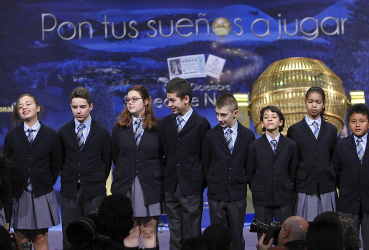 Els nens i les nenes del col·legi de Sant Ildefons, abans de l’inici del sorteig de Nadal que se celebra avui a l’escenari del Teatro Real, a Madrid.