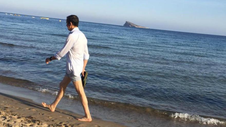 Los paseos diarios de Eduardo Zaplana por la playa de Benidorm