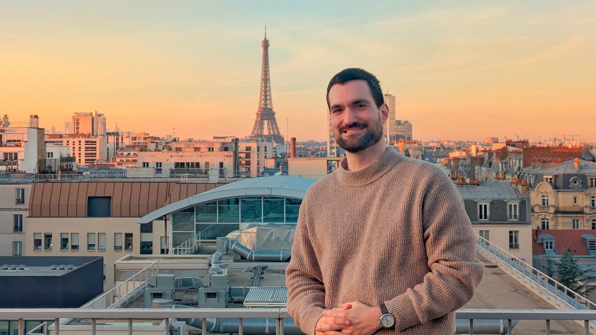 El investigador vigués Rubén González, en la terraza del Edificio François Jacob del Instituto Pasteur, en París.