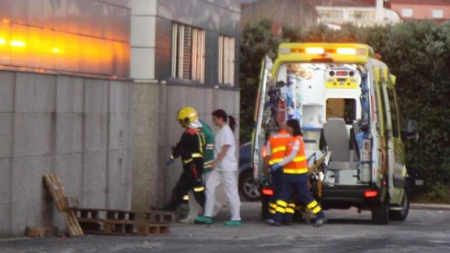 Los servicios médicos y de emergencias, en el momento de acceder a la conservera de Rons. // Muñiz