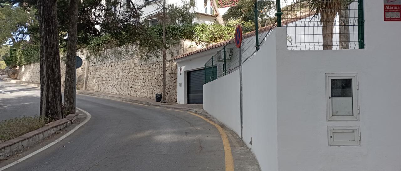 El muro obliga al peatón a jugársela en la calzada de la avenida de San Antón.