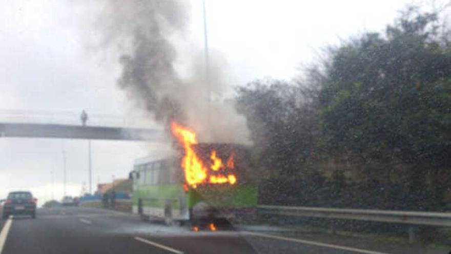 La guagua en llamas, en Tacoronte, ayer. | lp / dlp