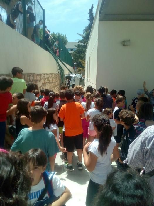 Un coche se estrella en el patio de un colegio de Benissa