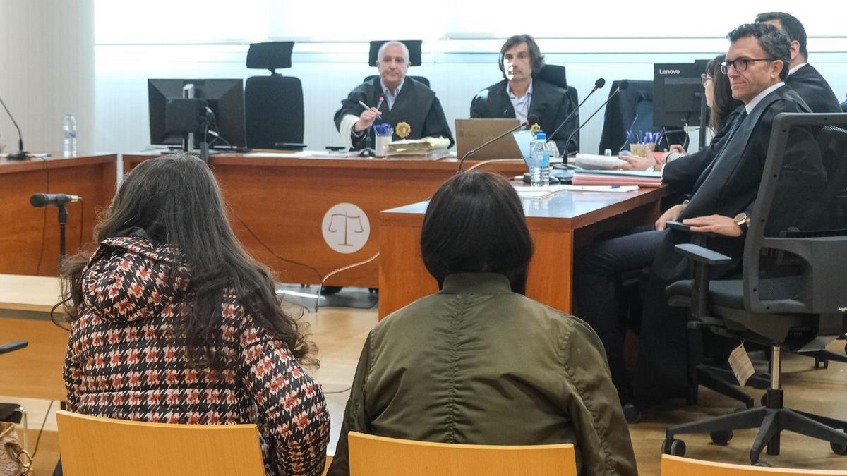 La acusada sentada en el banquillo el día que comenzó el juicio.