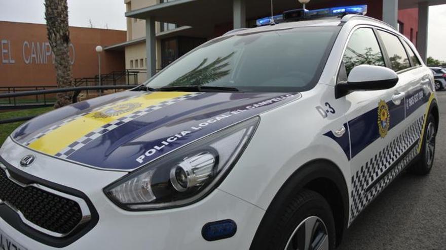 Acude a la Policía Local de El Campello para recoger su coche y a su hijo, que lo conducía sin carné, y acaba detenido