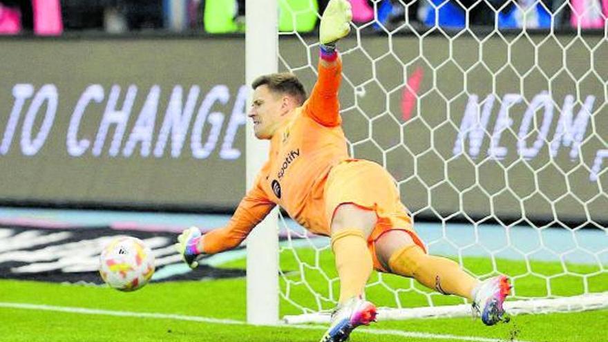 Ter Stegen s’estira per aturar el llançament de William Carvalho. | AHMED YOSRI/REUTERS