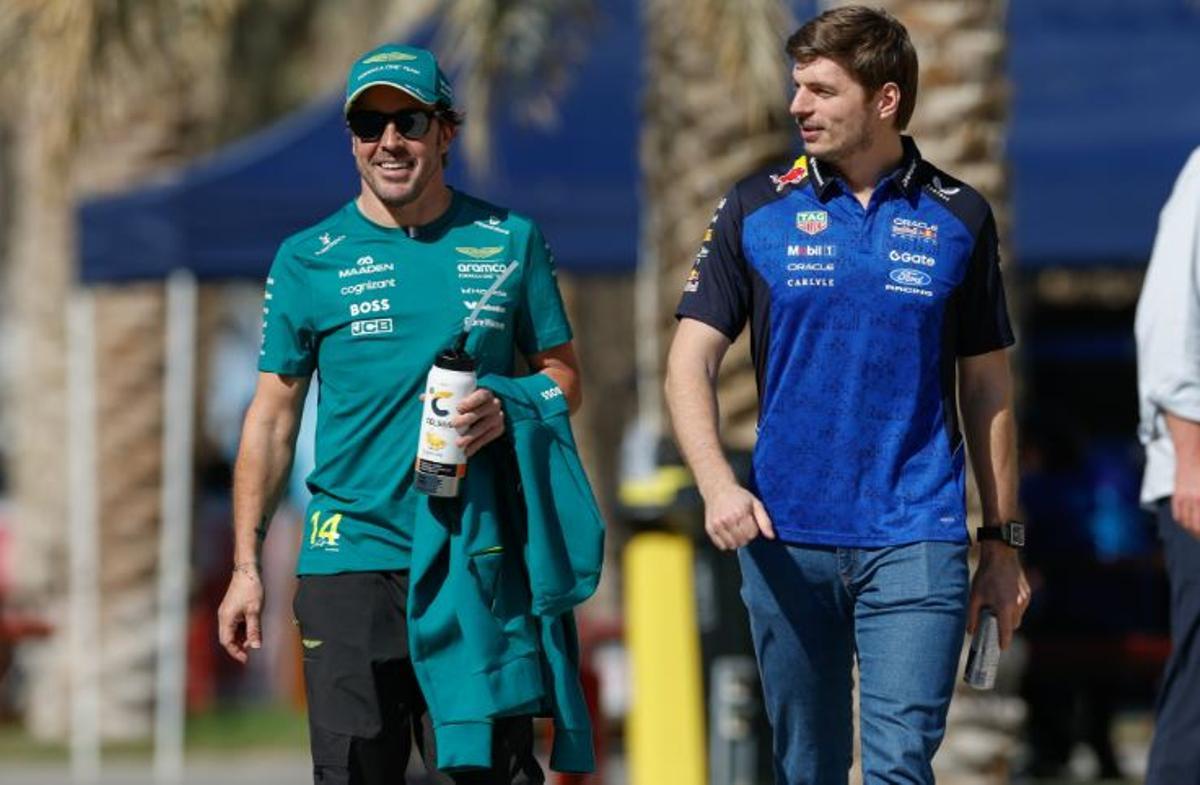 Fernando Alonso camina junto a Max Verstappen en el circuito de Sakhir durante la pretemporada 2026 de F1