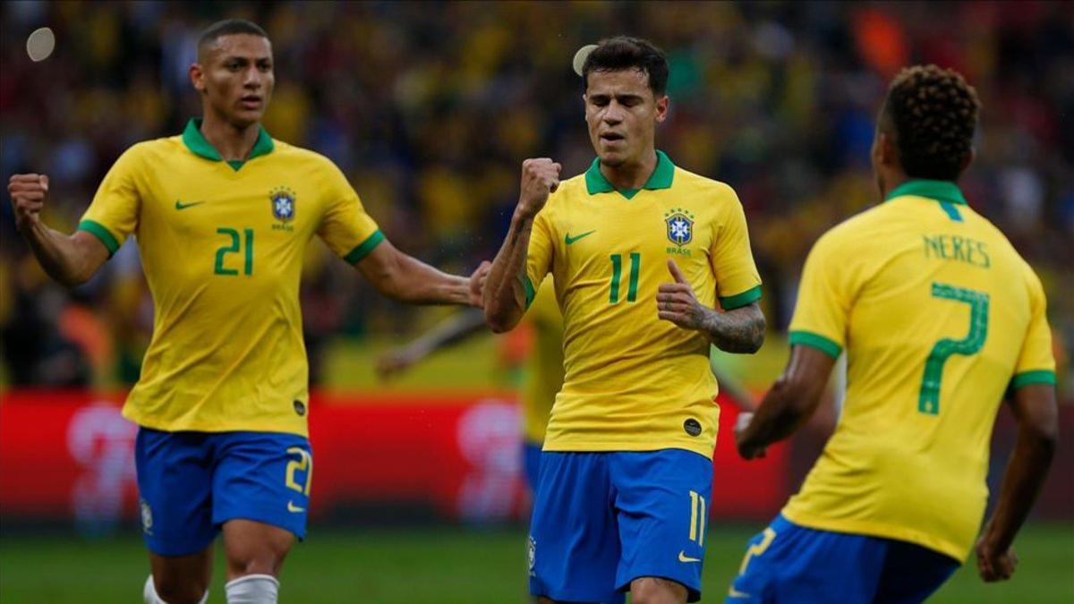 Coutinho celebrando su gol de penalti