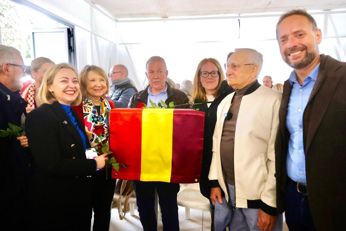 Rafael Mollà recibe los restos de su padre, Juan Mollà, este domingo en el Cementerio de Paterna