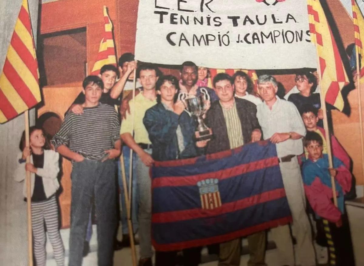 El CER l'Escala, amb Fèlix Guanter al centre, celebra el títol de Primera Nacional i l'ascens a Divisió d'Honor (1992).