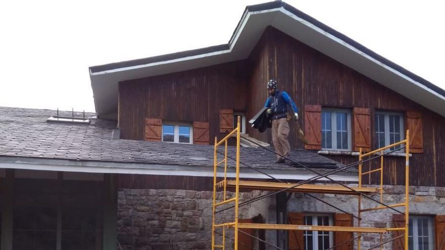 Obras de reparación del tejado del refugio de Brañagallones.| LNE