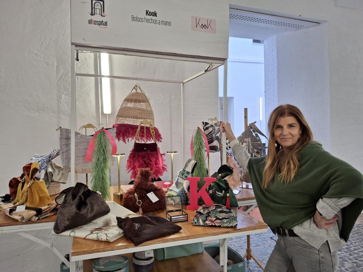 Cristina Sánchez en su stand de bolsos hechos a mano.