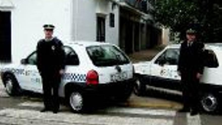 El Ayuntamiento de Valdivia compra dos coches para uso municipal, uno de ellos para la policía