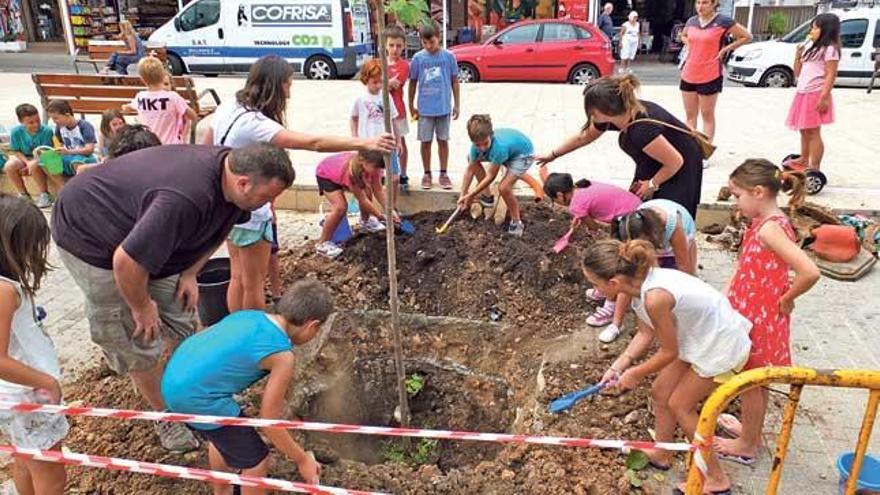 Los escolares plantaron el viernes en un paseo.