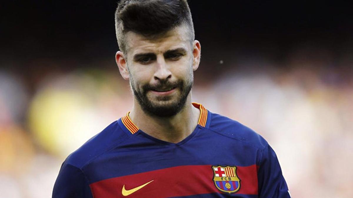 La afición pita a Piqué