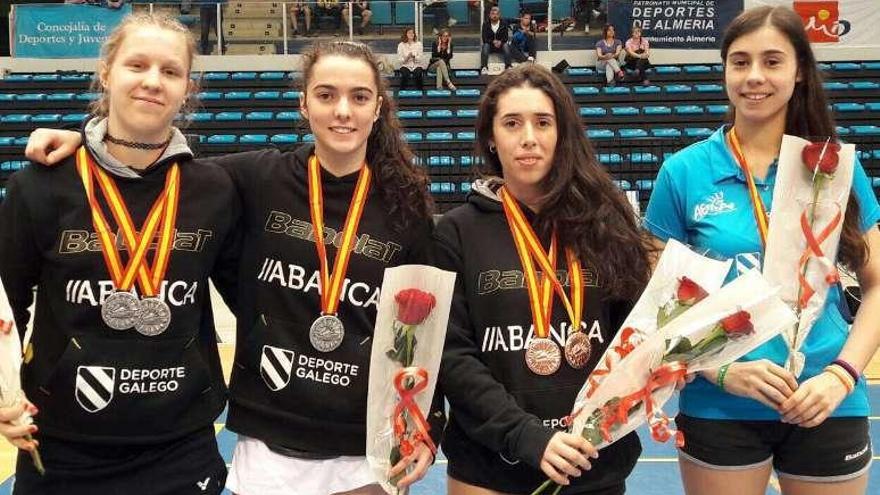 Las cuatro estradenses posan con su medallas.