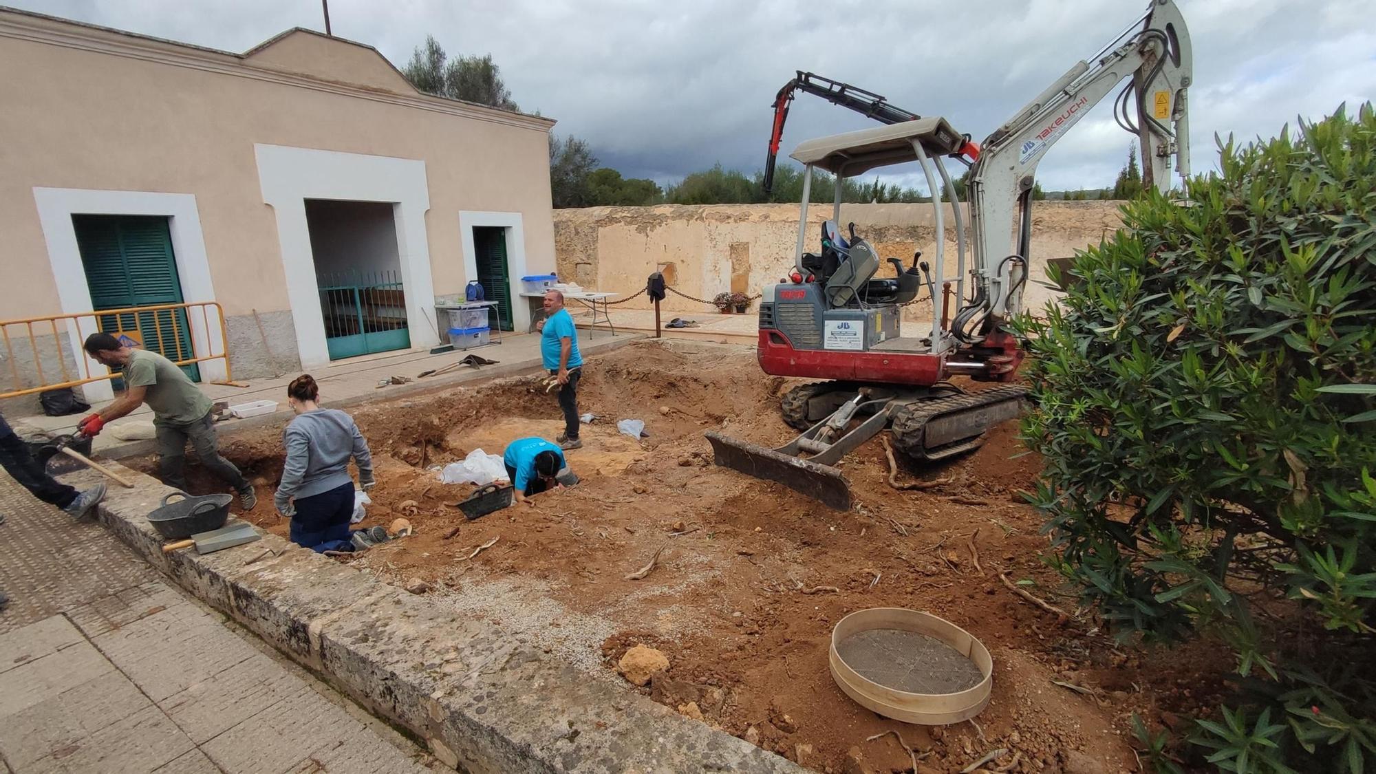 Fotos | Las excavaciones en la fosa de Son Carrió, en imágenes