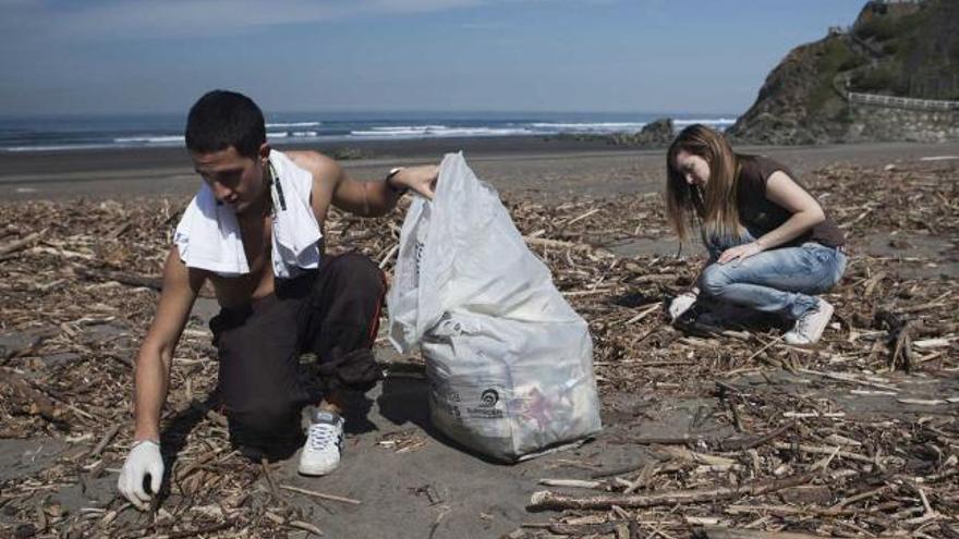 Jaime Pérez y Beatriz Alonso recogen residuos inorgánicos en Los Quebrantos. | ignacio pulido