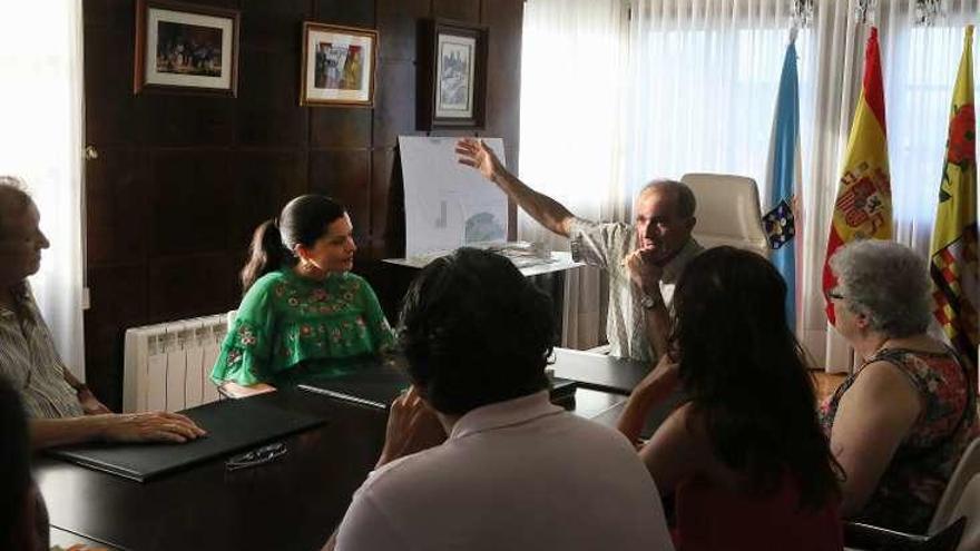 El acto tuvo lugar en el salón de sesiones del Concello // A.H.