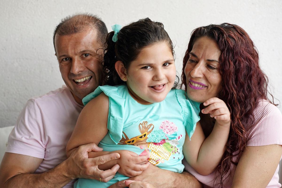 Elisabeth, con sus padres, Raúl y Soraya.