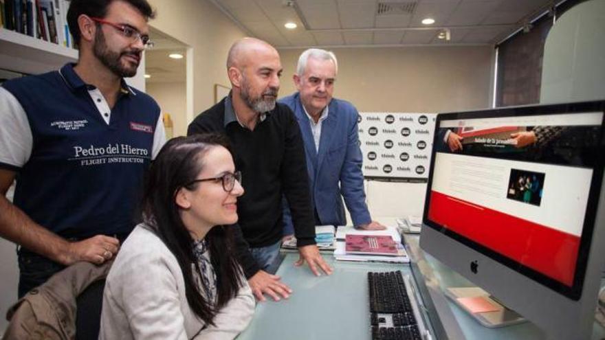 Cristina Canga y Marcelino de la Fuente, de la empresa que modernizó la web, con Faustino Calvín y Carlos Bermejo, flanqueándolos.