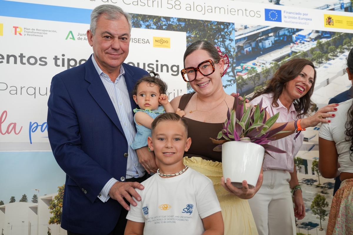 El alcalde de Sevilla, José Luis Sanz, con una de las familias adjudicatarias.
