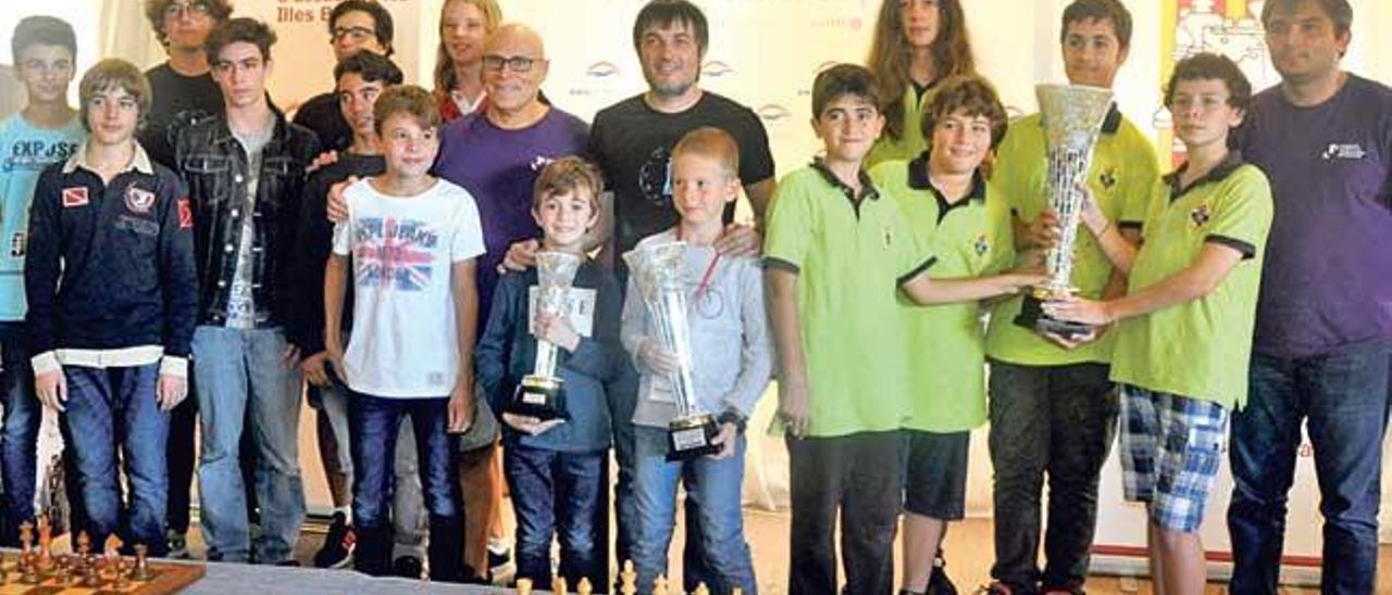 Podio general de los ganadores del Balear escolar.