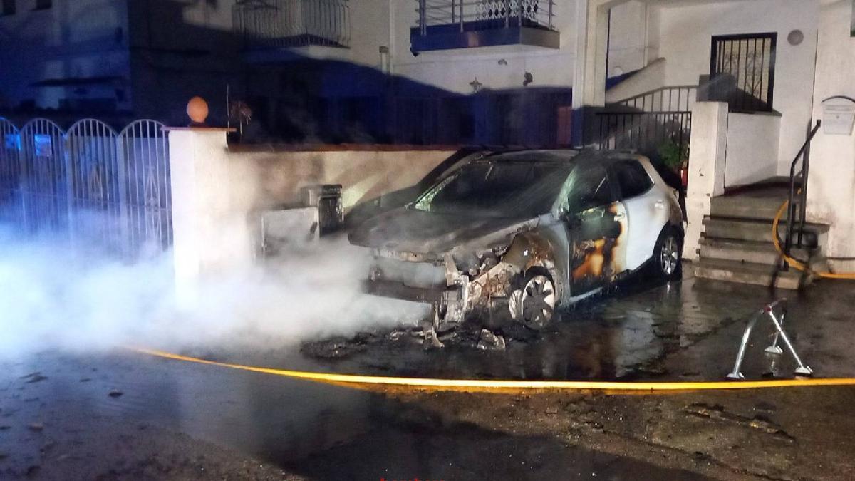 El vehicle cremat davant de l'edifici d'Empuriabrava
